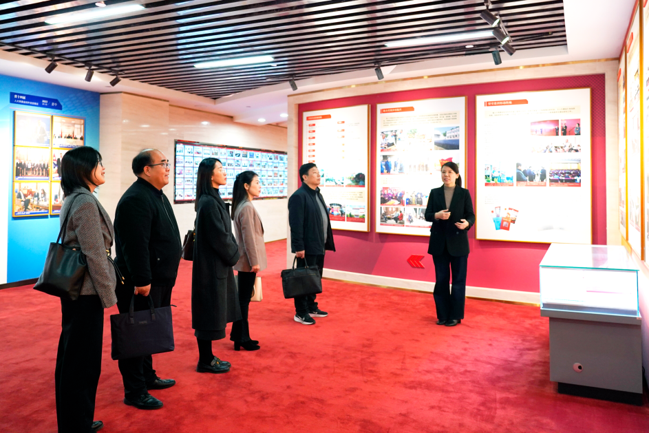 我省驻郑高校青年思政课教师代表走进省人大常委会机关开展参观座谈活动